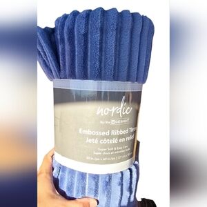 STYLISH Ribbed Throw Blanket - Perfect for Cozy Evenings! BABY BLUE color